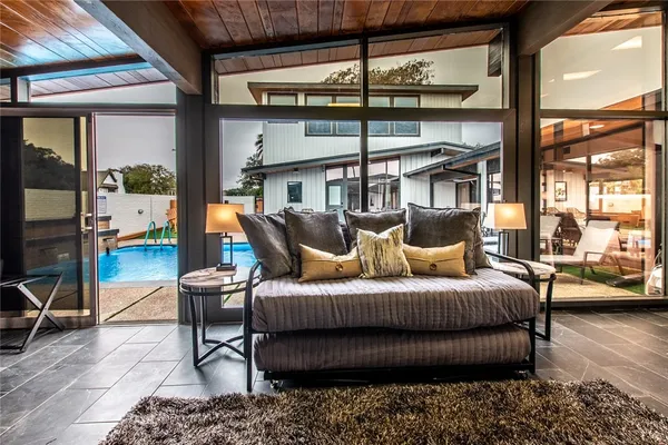 $14,000 | 1617 Ocean Drive, Corpus Christi, TX 78404