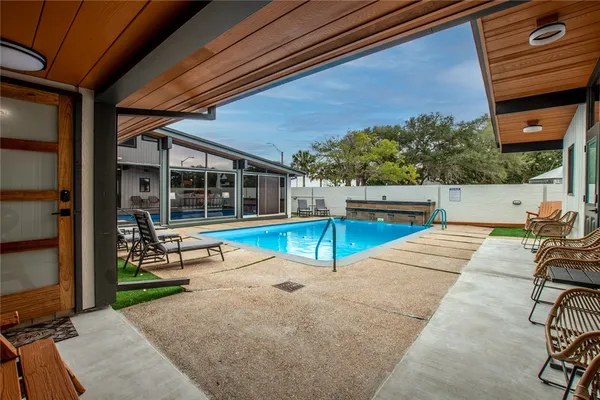 $14,000 | 1617 Ocean Drive, Corpus Christi, TX 78404