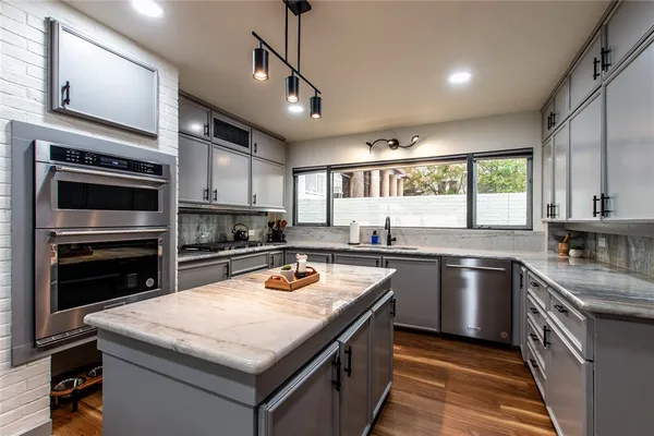 $14,000 | 1617 Ocean Drive, Corpus Christi, TX 78404