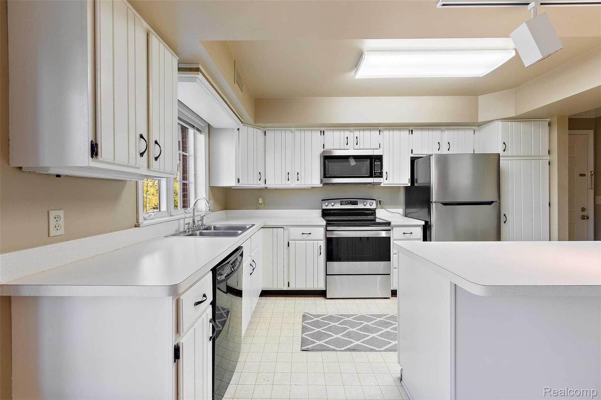 416 North Helen Avenue, Unit 3 Rochester, MI 48307 - Photo 13 of 23 416 N Helen-12.jpg