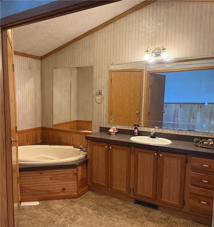 40 Mobile Road Washington, PA 15301 - Photo 6 of 23 Primary Bedroom Bathroom Garden Tub