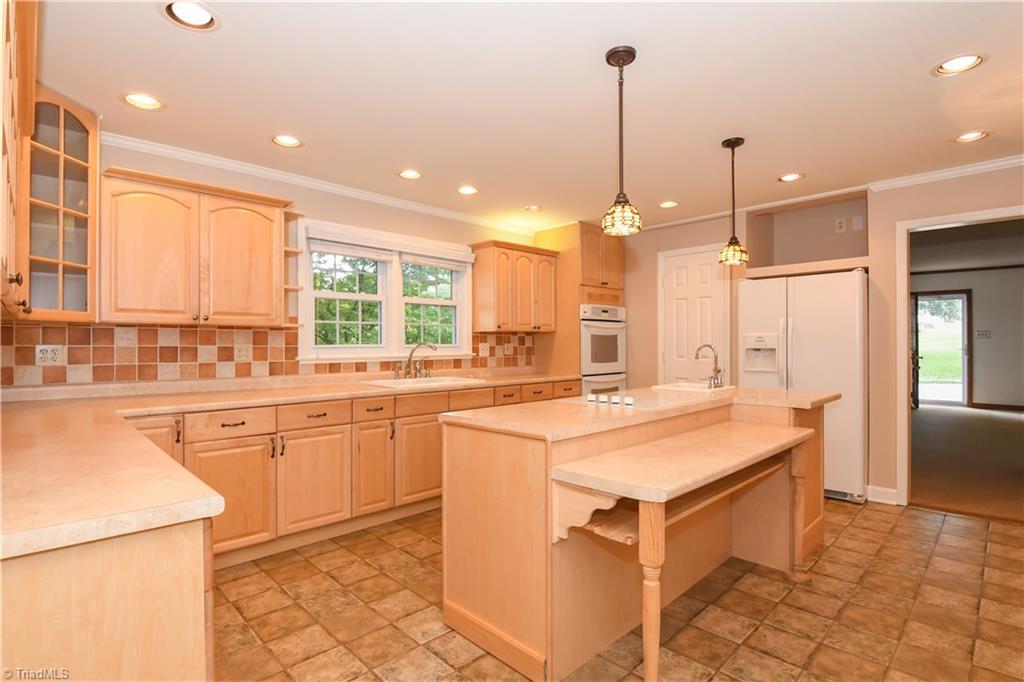 7836 Alcorn Road Oak Ridge, NC 27310 - Photo 6 of 28 This kitchen is complete with all the amenities that any cook would want. Adjacent to the kitchen is the spacious family room.