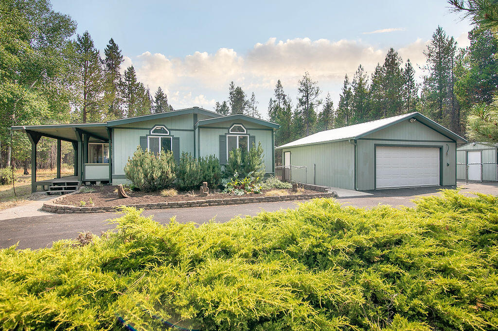17231 Downey Road Bend, OR 97707 - Photo 1 of 40 front view of a house with a yard