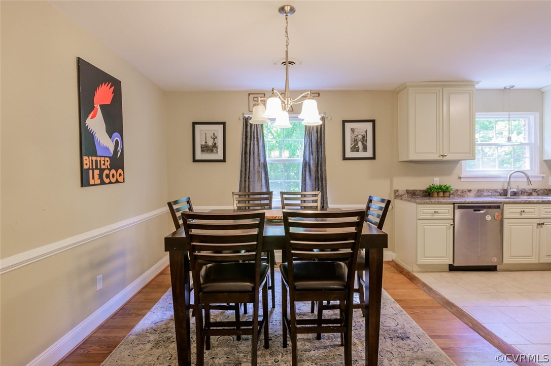 3215 Pemberton Road Henrico, VA 23233 - Photo 13 of 39 Eat in kitchen, open concept, chair rail.