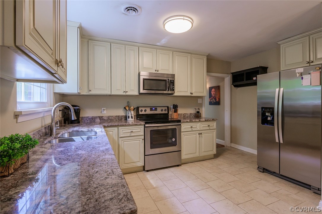 3215 Pemberton Road Henrico, VA 23233 - Photo 17 of 39 Granite, ceramic, all appliances convey!