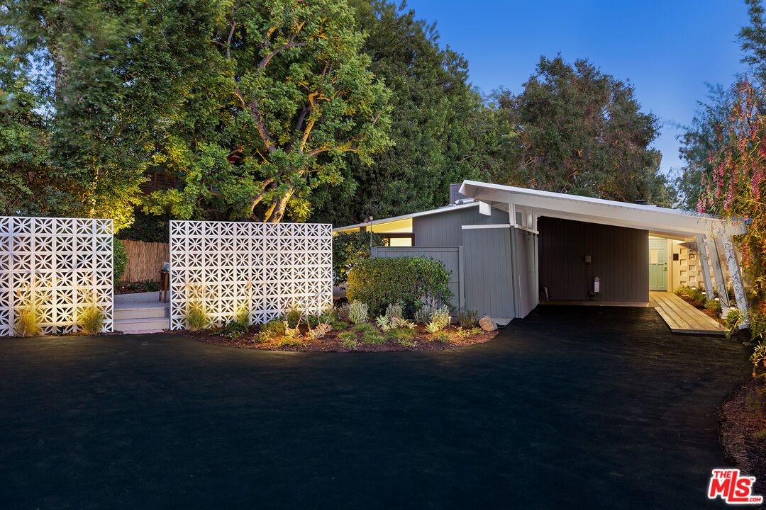 a view of back yard of the house