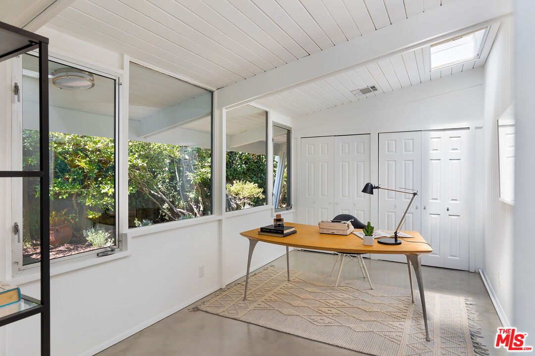 810 Bramble Way Los Angeles, CA 90049 - Photo 11 of 19 a living room with patio furniture and a window