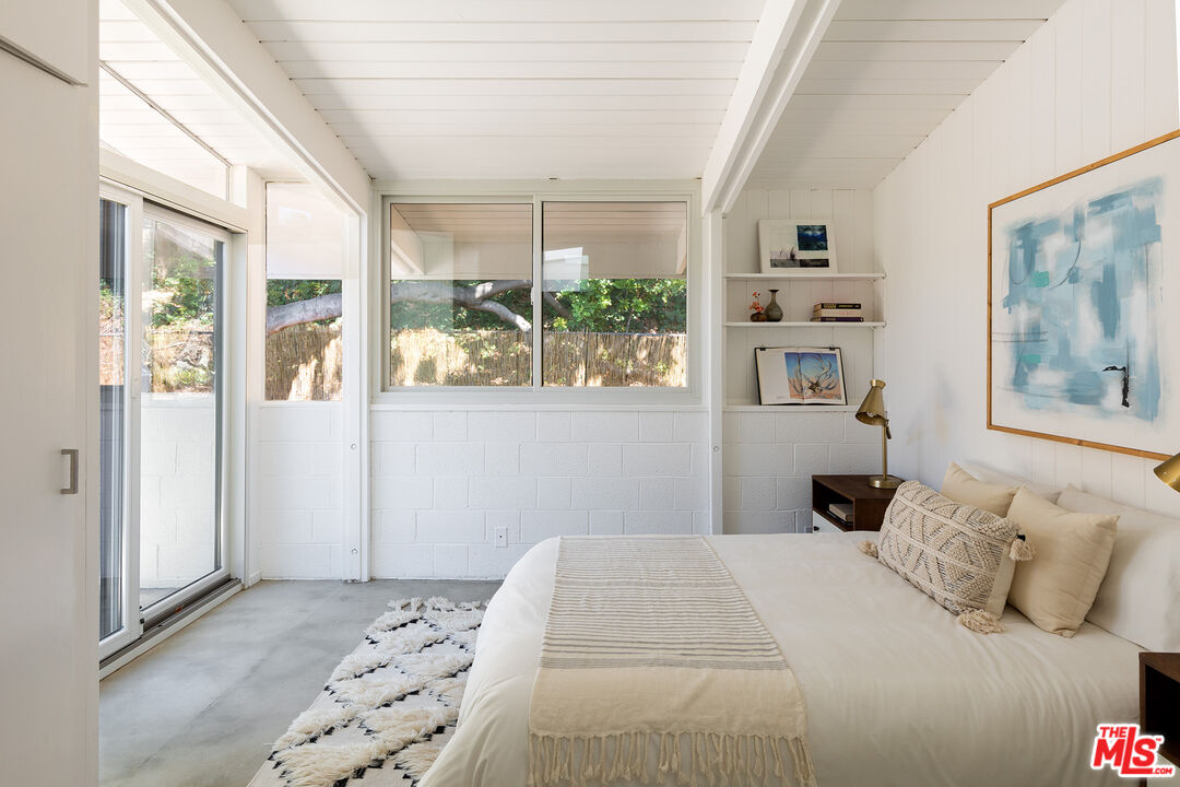 810 Bramble Way Los Angeles, CA 90049 - Photo 13 of 19 a bedroom with a large bed and a window
