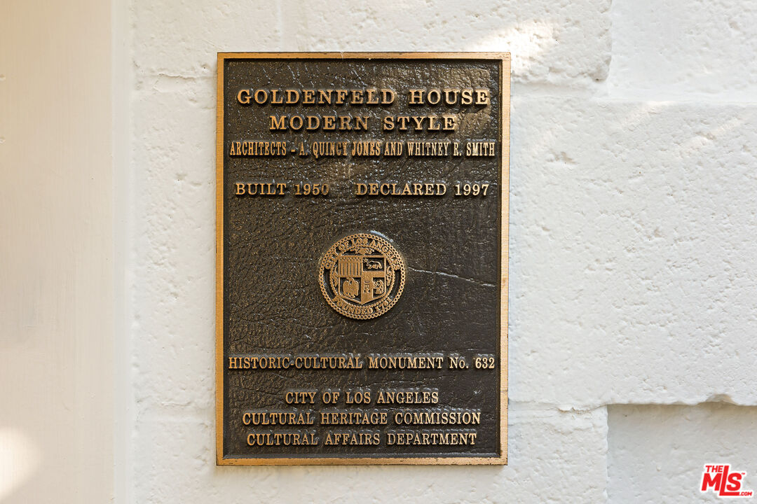 810 Bramble Way Los Angeles, CA 90049 - Photo 14 of 19 a sign on the wall of a building