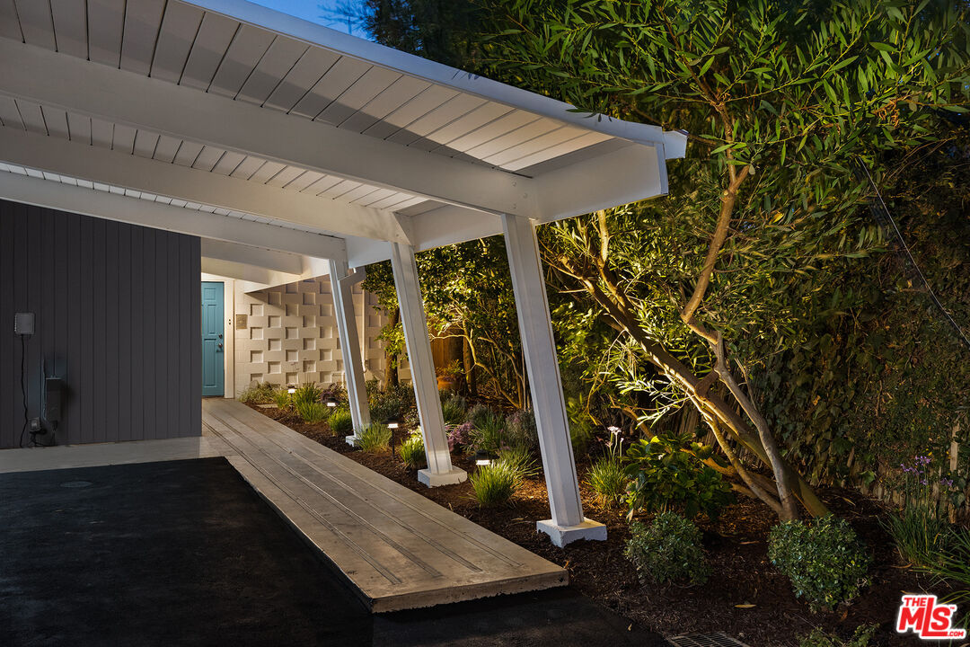 810 Bramble Way Los Angeles, CA 90049 - Photo 16 of 19 a view of small pool