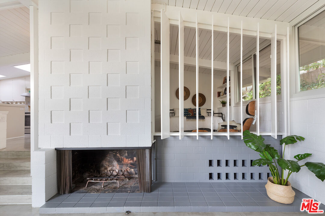 810 Bramble Way Los Angeles, CA 90049 - Photo 5 of 19 a view of front door with potted plants