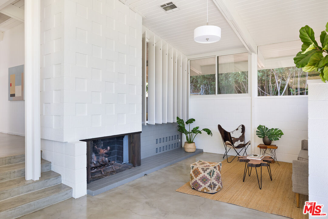 810 Bramble Way Los Angeles, CA 90049 - Photo 6 of 19 a living room with furniture and a potted plant