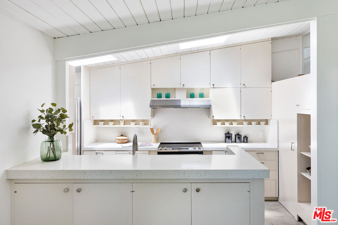 810 Bramble Way Los Angeles, CA 90049 - Photo 10 of 19 a kitchen with a sink a refrigerator and cabinets