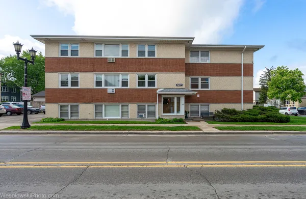 $159,900 | 7347 West Diversey Avenue, Unit 7, Elmwood Park, IL 60707