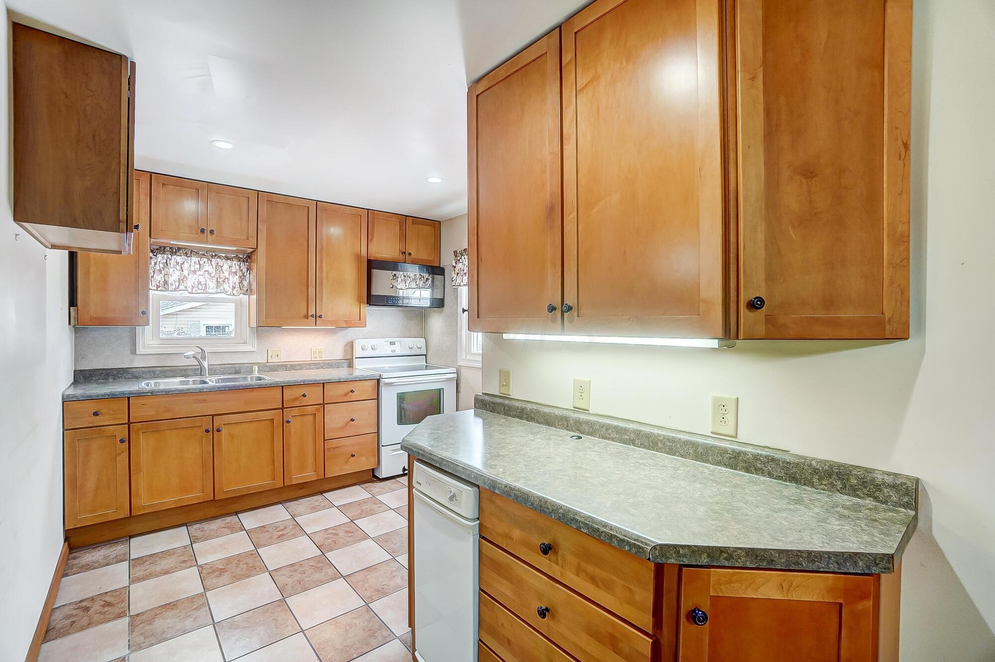 2334 North Thayer Road Lima, OH 45801 - Photo 14 of 39 Kitchen