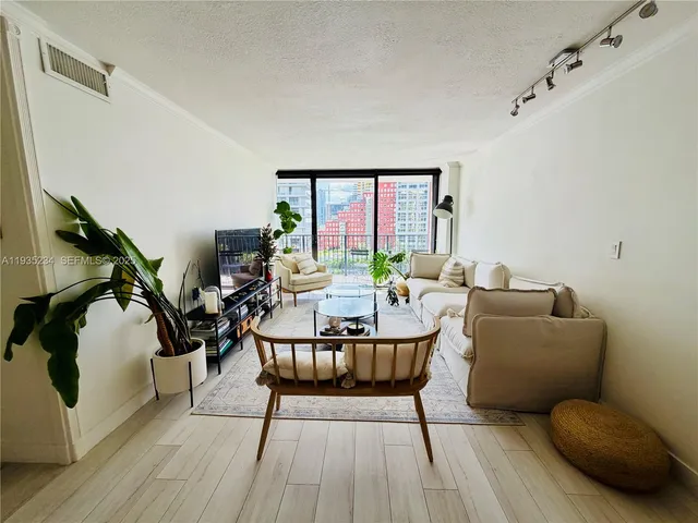 $3,500 | 1450 Brickell Bay Drive, Unit 907, Miami, FL 33131