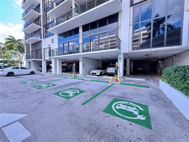 $3,500 | 1450 Brickell Bay Drive, Unit 907, Miami, FL 33131