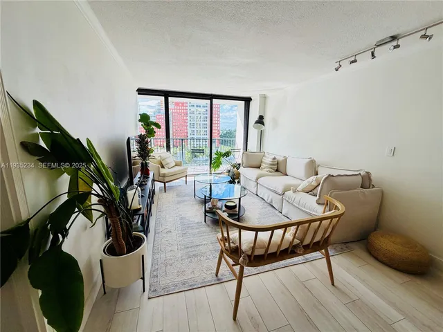 $3,500 | 1450 Brickell Bay Drive, Unit 907, Miami, FL 33131