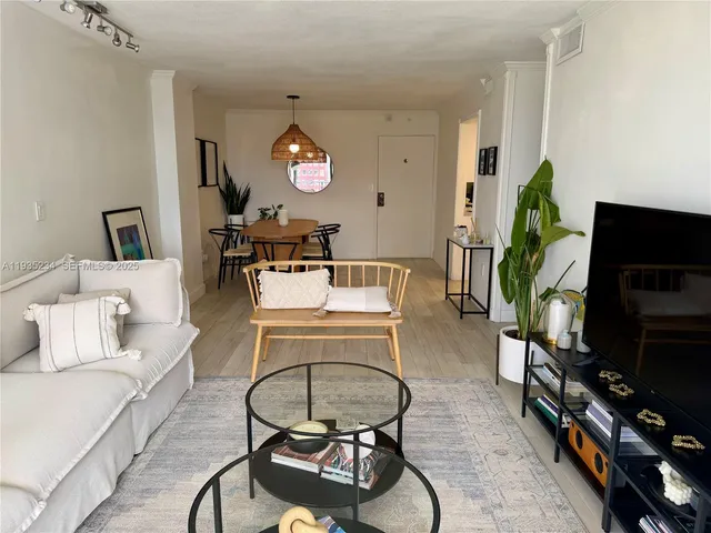 $3,500 | 1450 Brickell Bay Drive, Unit 907, Miami, FL 33131