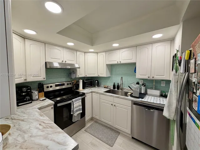 $3,500 | 1450 Brickell Bay Drive, Unit 907, Miami, FL 33131