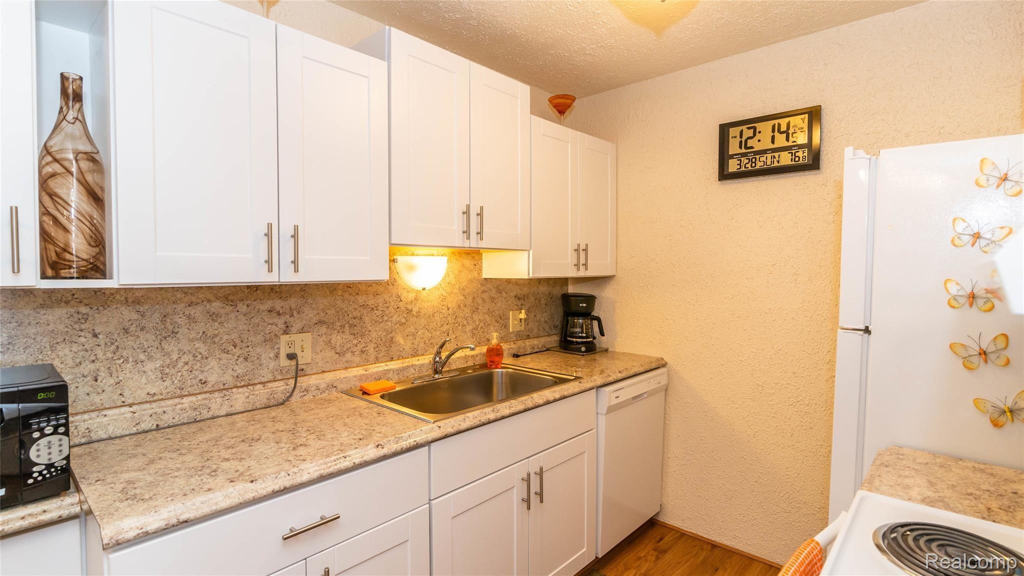 26730 Joy Road, Unit C9 Redford, MI 48239 - Photo 11 of 30 014_8.jpg