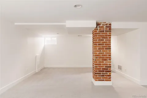 a view of empty room with a ceiling fan