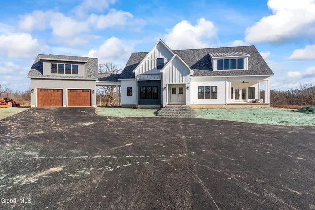 $1,350,000 | 811 Waldens Pond Road, Guilderland, NY 12203