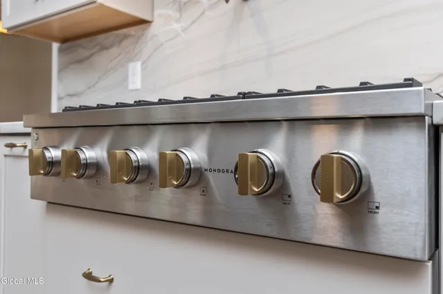 $1,350,000 | 811 Waldens Pond Road, Guilderland, NY 12203