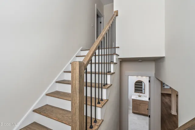 $1,350,000 | 811 Waldens Pond Road, Guilderland, NY 12203