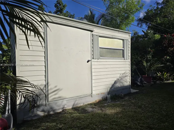 a view of a house with backyard and garden