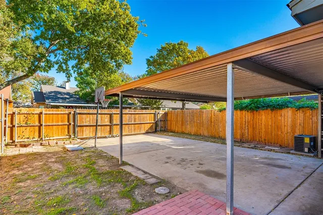a view of a house with backyard and trees