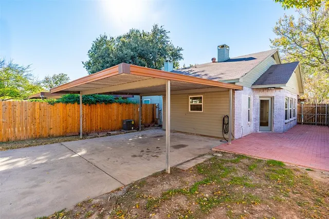 a view of a backyard