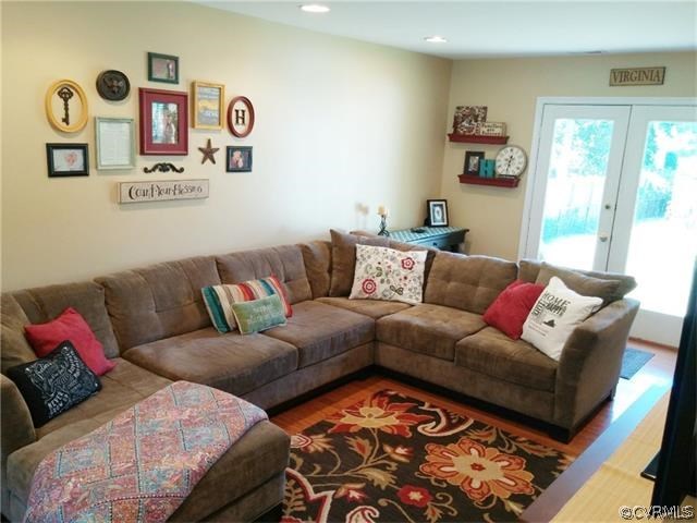2528 London Road Henrico, VA 23233 - Photo 2 of 10 a living room with furniture and a couch