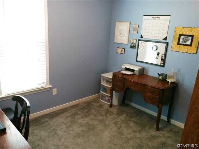 2528 London Road Henrico, VA 23233 - Photo 7 of 10 a room with a desk and a chair
