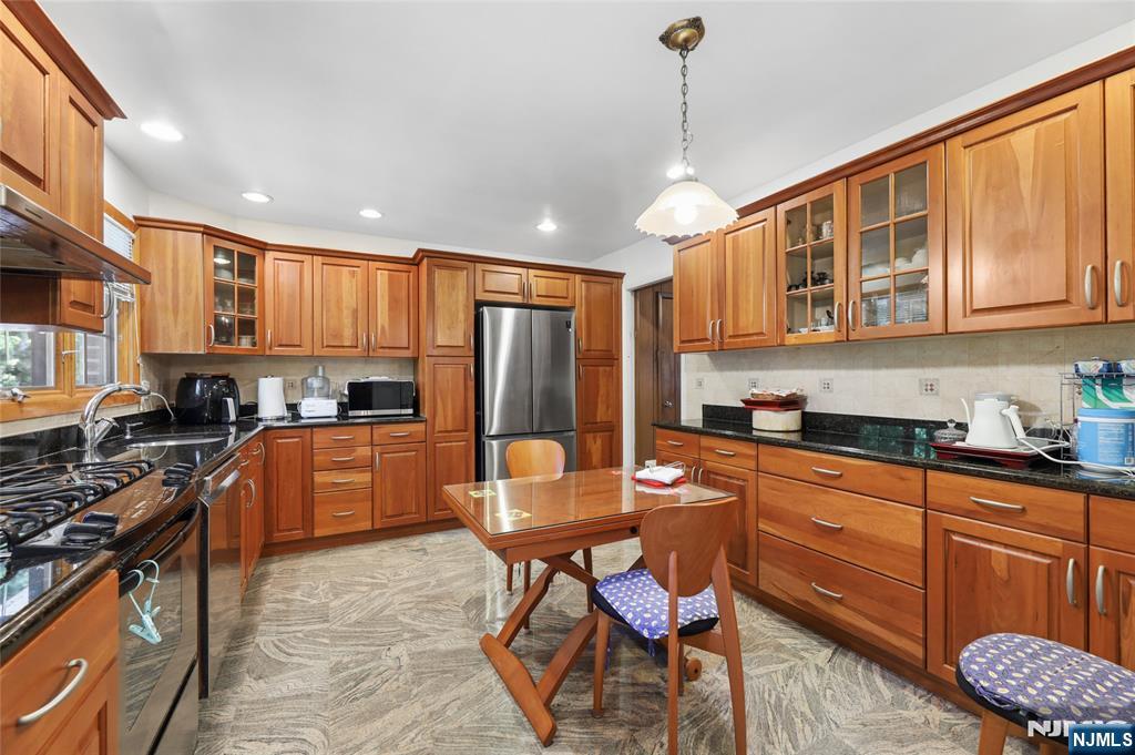 12 Beverly Road Englewood Cliffs, NJ 07632 - Photo 5 of 36