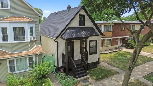 a view of a yard in front of house