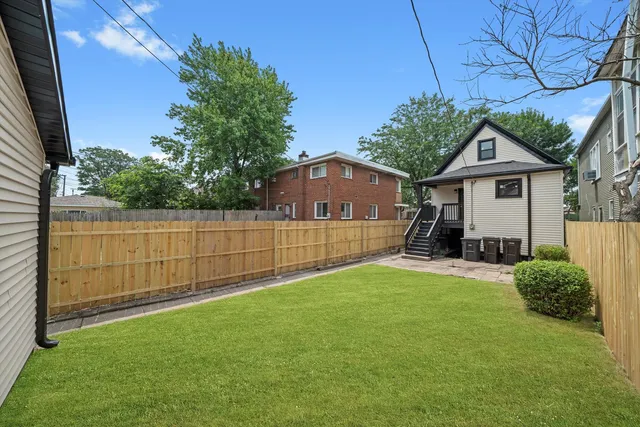 a view of a house with backyard and porch