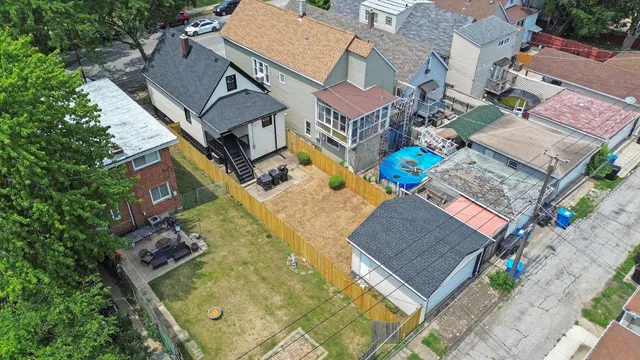 a view of a backyard