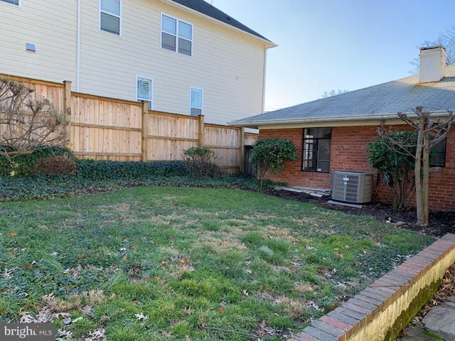 a view of a house with backyard and garden