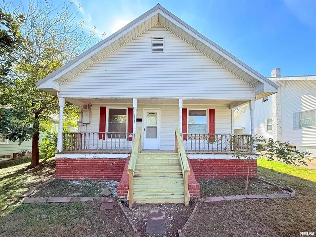 $69,900 | 123 West College Street, Harrisburg, IL 62946