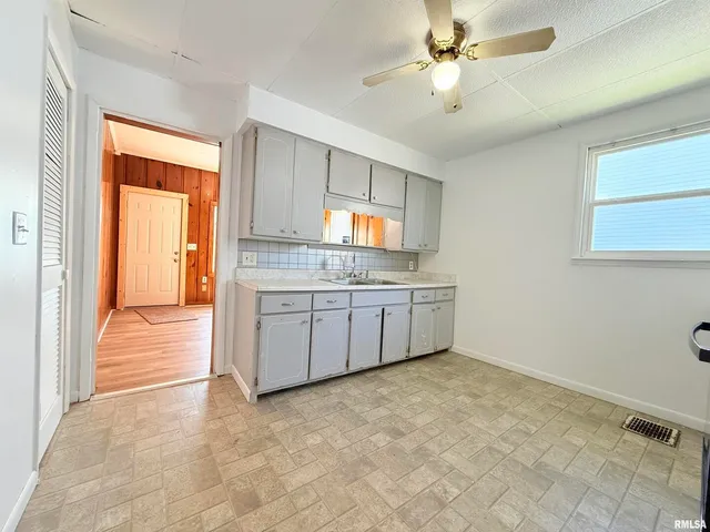 $69,900 | 123 West College Street, Harrisburg, IL 62946