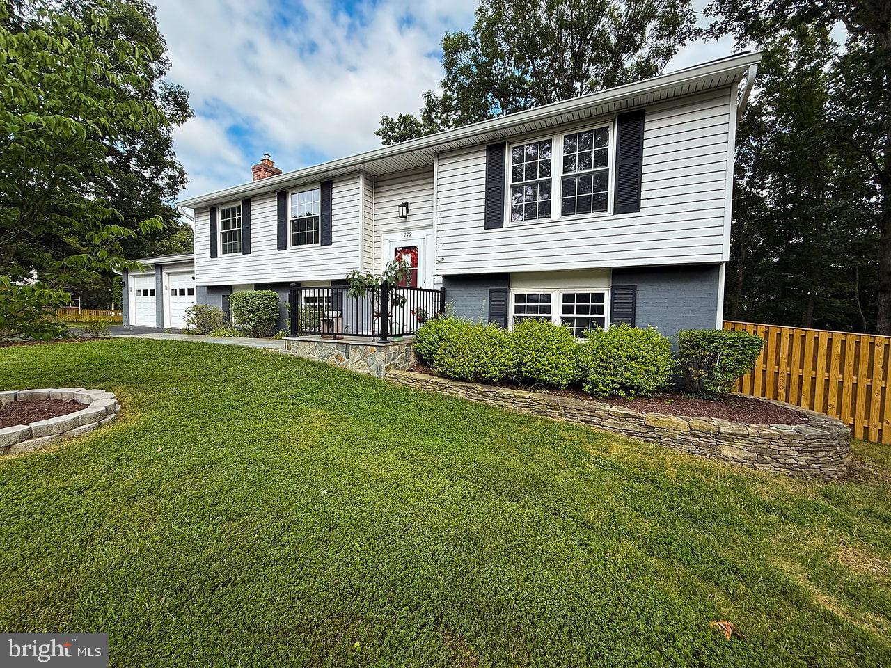 229 Applegate Drive Sterling, VA 20164 - Photo 2 of 44