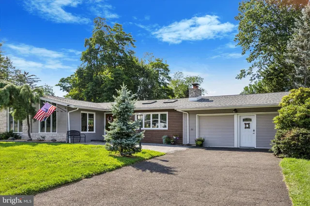 a view of house with a yard