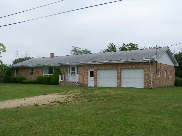 4601 South Derinda Road Elizabeth, IL 61028 - Photo 1 of 8 a front view of a house with a yard