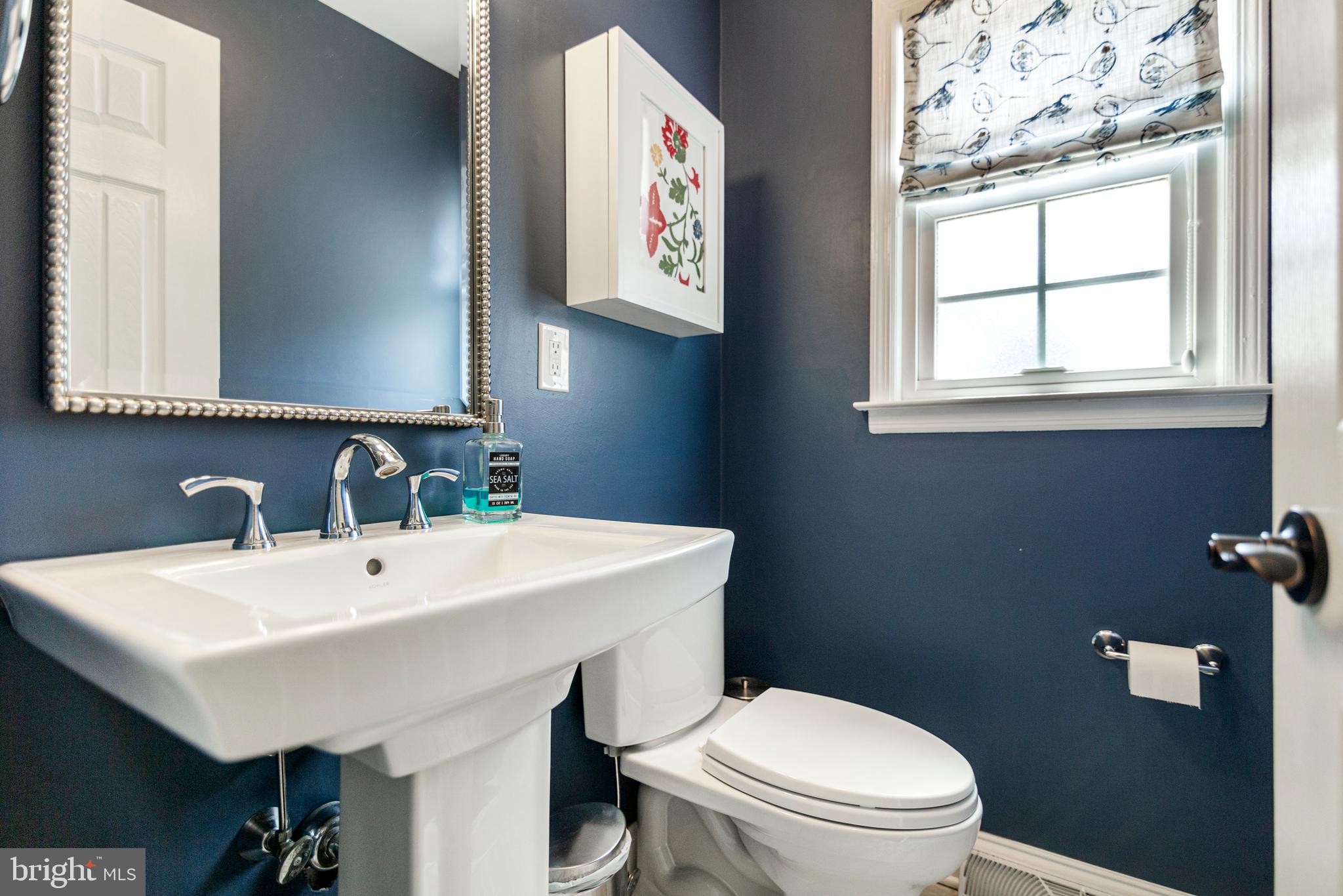 557 Kings Road Yardley, PA 19067 - Photo 11 of 25 Powder Room