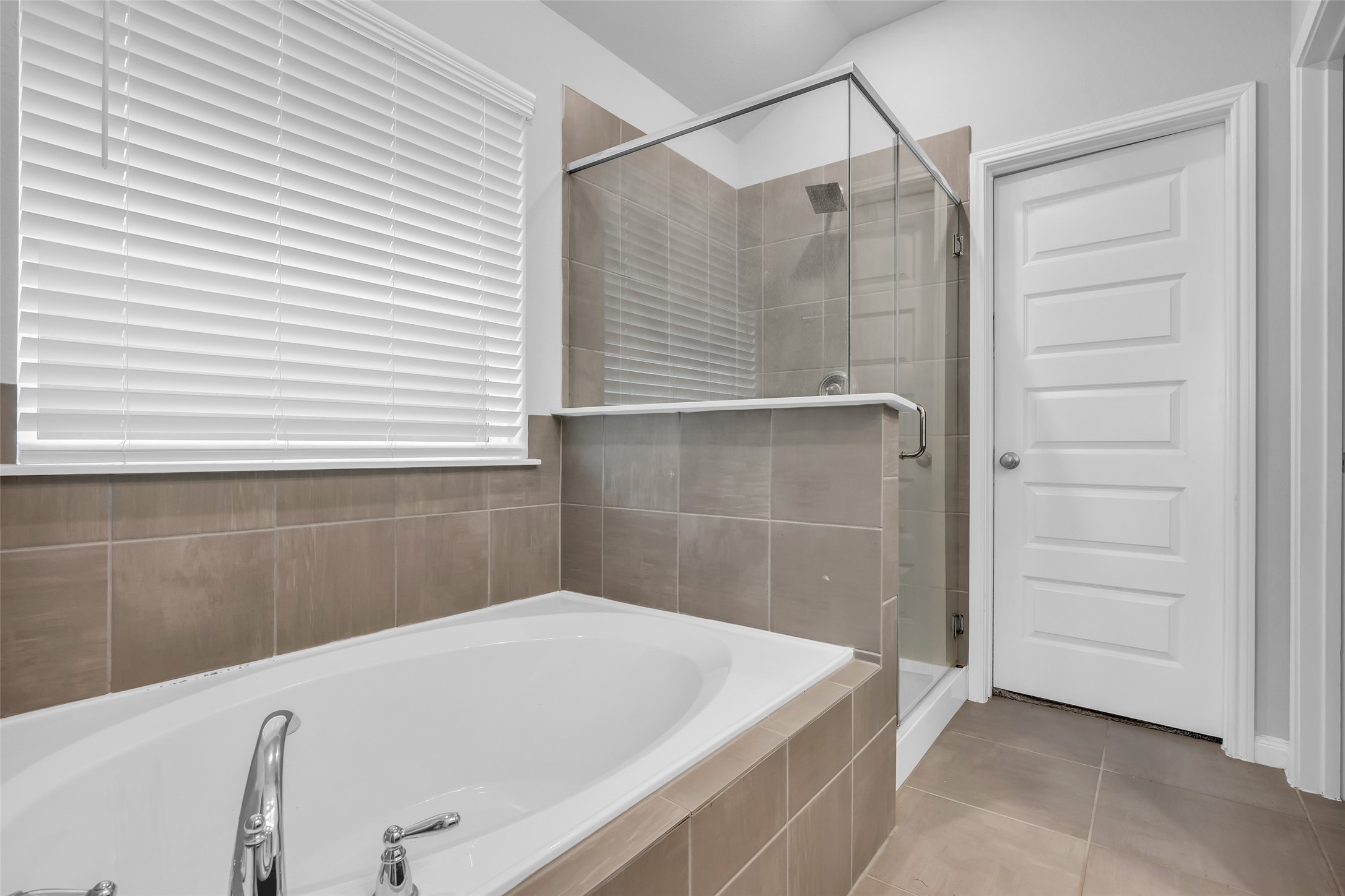 827 Cloverdale Drive Rosharon, TX 77583 - Photo 14 of 22 Are you a bath person or a shower person? You don't have to give up either one and can have both in this adorable home.