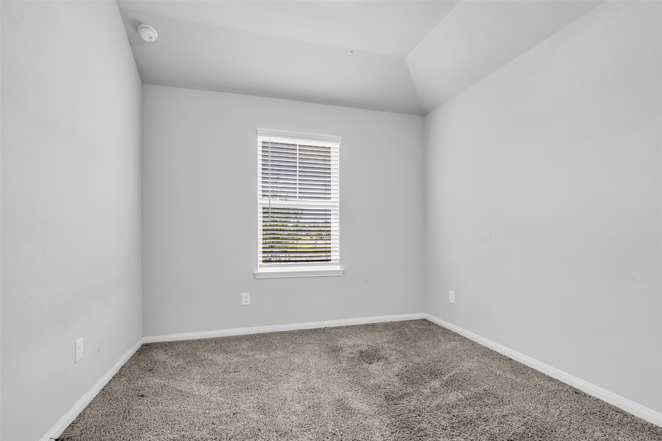 827 Cloverdale Drive Rosharon, TX 77583 - Photo 17 of 22 Secondary bedroom facing the front of the house.