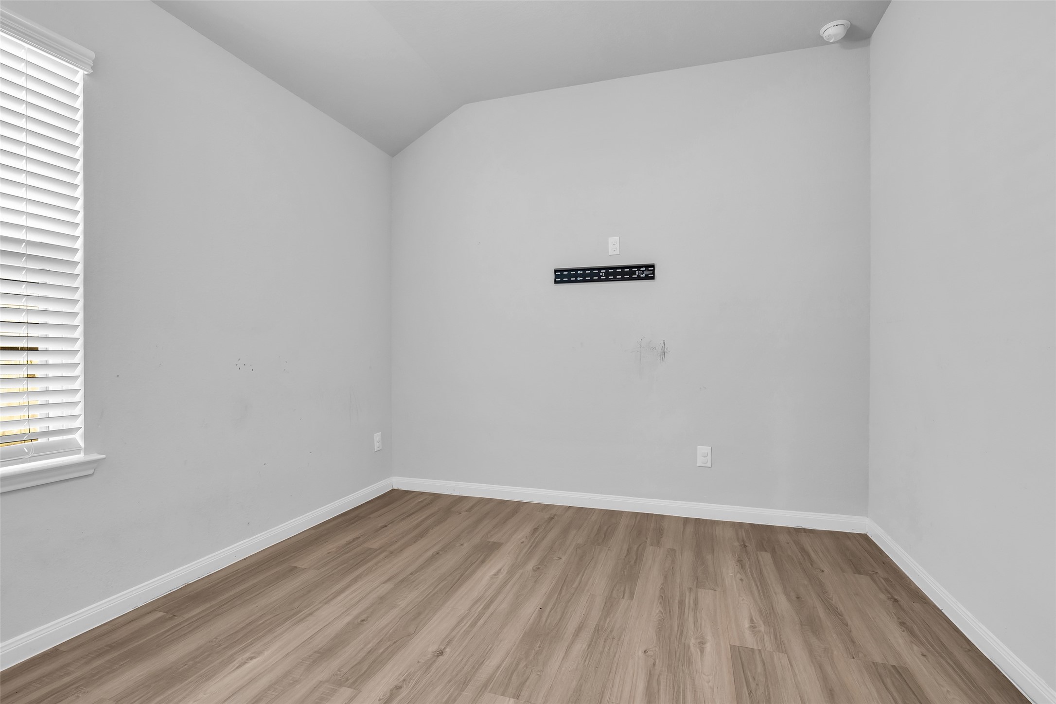 827 Cloverdale Drive Rosharon, TX 77583 - Photo 18 of 22 Secondary bedroom with window facing the side of the house.