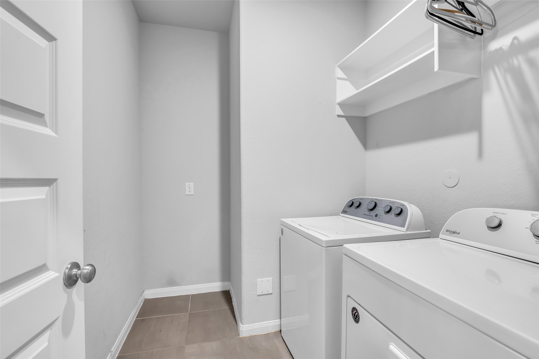 827 Cloverdale Drive Rosharon, TX 77583 - Photo 19 of 22 This spacious utility room can even accommodate a small refrigerator or freezer.