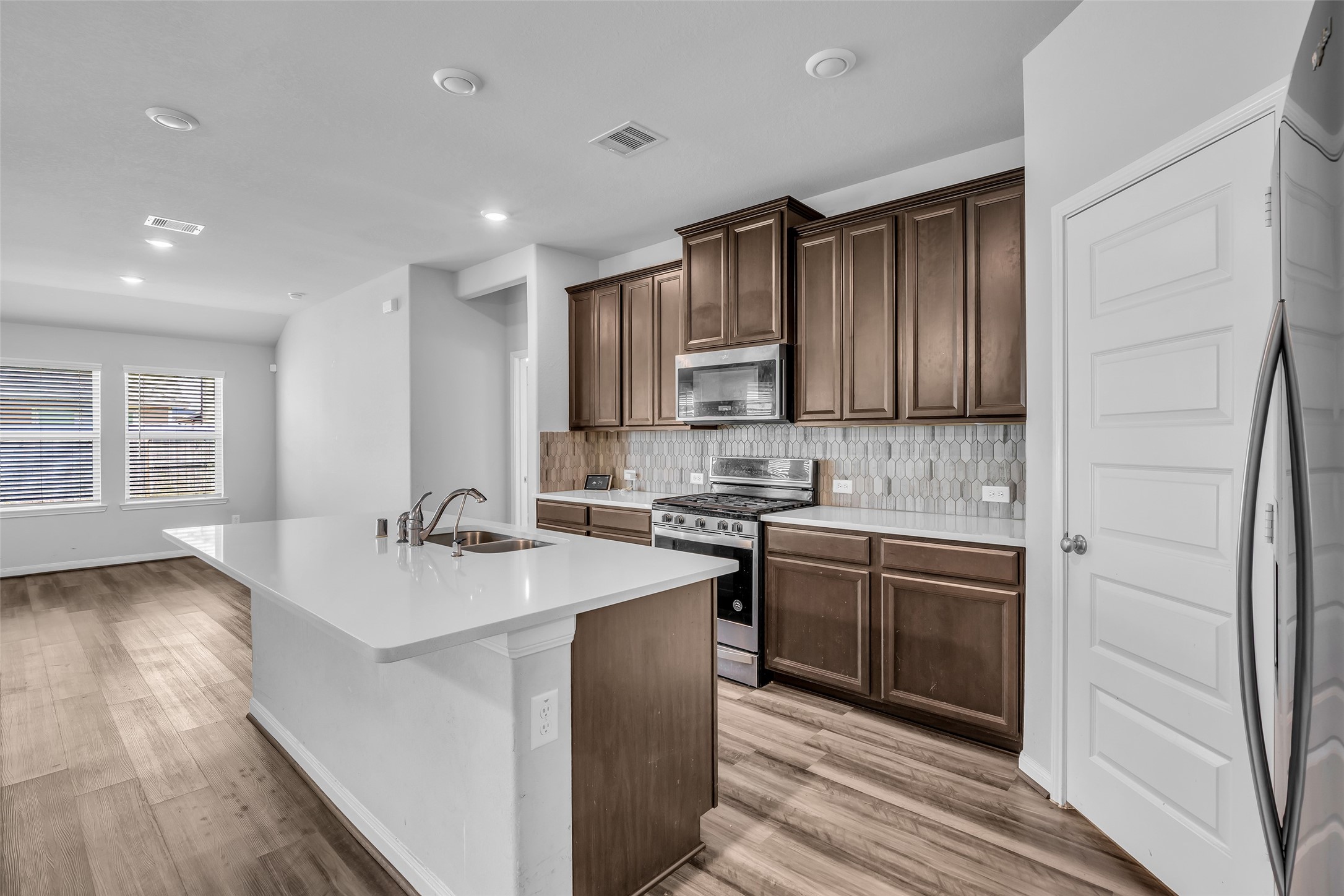 827 Cloverdale Drive Rosharon, TX 77583 - Photo 5 of 22